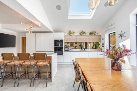Kitchen/ Dining Room 