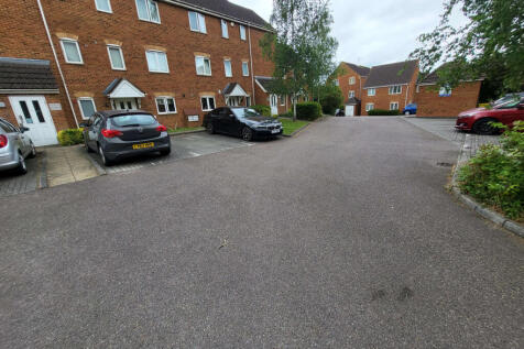 Spacious 2 Bedroom Flat on Kathleen Court with Ga