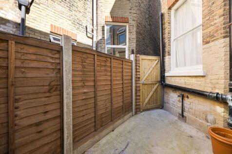 Chadwick Road, E11
