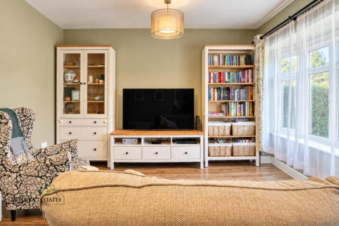 west-malling-me19-living-room-tv-storage-and-seati