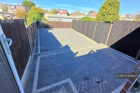 Rothbury Avenue, Rainham, RM13 photo 3