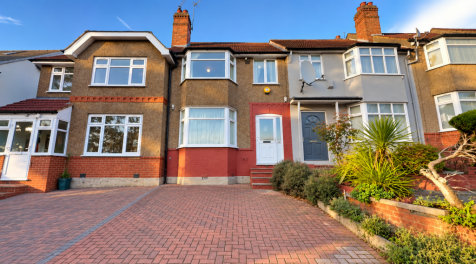 Spacious 3/4 Bedroom House with Driveway &amp; Large 