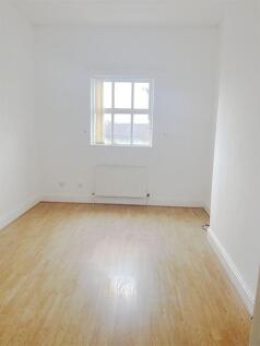 1-bed flat on Princes Road, £800/mo