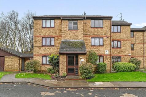 Britten Close, E15