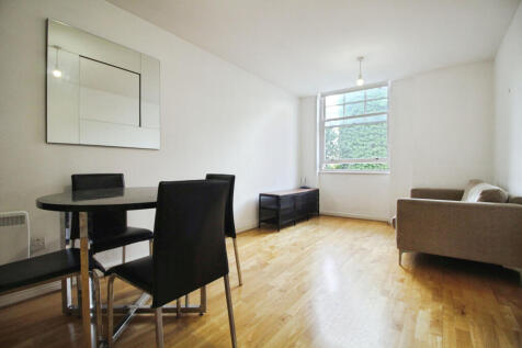 Lounge 1.JPG