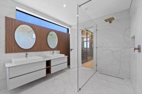 Main Ensuite Bathroom