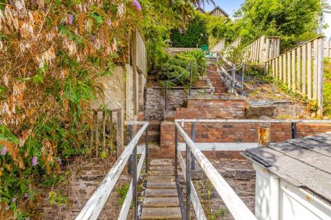 A05 - 15 Ford Valley, Dartmouth - 250722.jpg