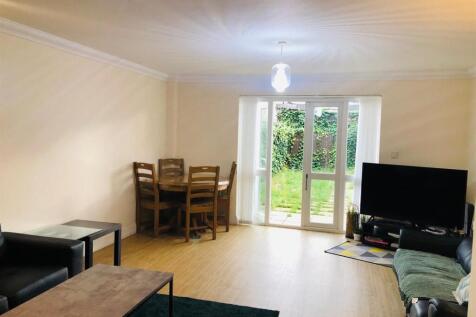 3 bed 2 bath house for rent in Forest Gate E7.
