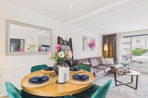 Lounge/Dining Area