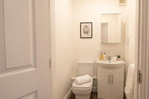 Flat 2, 70 High Street; Bathroom.jpeg