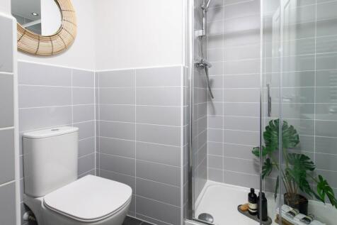 En-suite to main bedroom in Millford style home