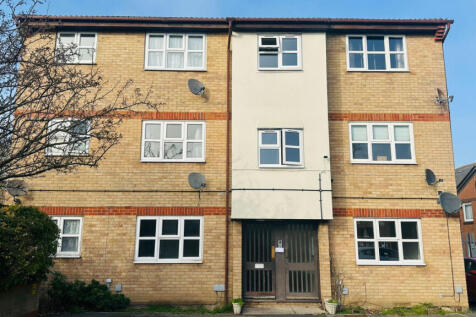 2 bedroom purpose built flat available to let in 