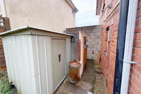 Side access to the garden.jpg