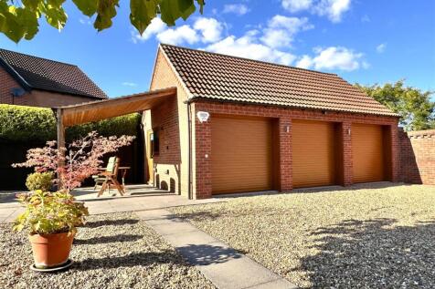 Triple Garaging &amp; Veranda 225