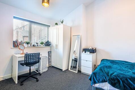 Bright, neatly presented double bedroom with a ...