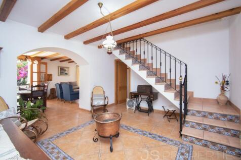 SPECTACULAR VILLA WITH LARGE TERRAIN