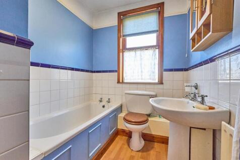 Family bathroom to rear