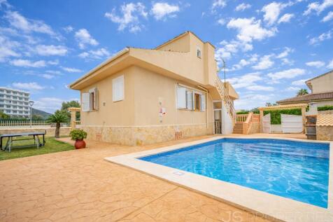 Exclusive villa in Playas de Muro with holiday rental license and high profitability potential