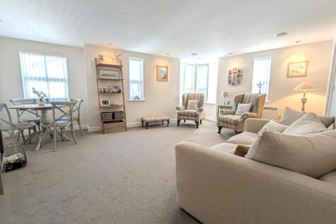 LOUNGE WITH DINING AREA