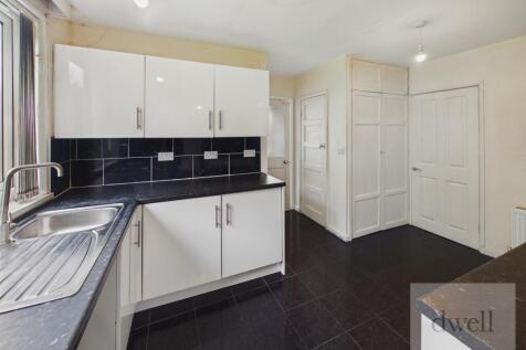 Raynel Drive, Lawnswood, Leeds photo 3