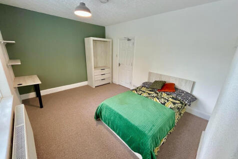 4-bed house on Wyresdale Road, Lancaster, £2,045/mo
