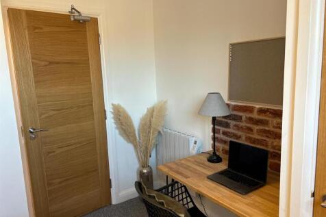 Sadler Gate, Derby - STUDENTS 27/28 photo 4