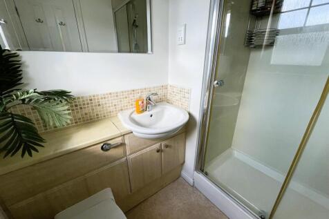 EN-SUITE SHOWER ROOM