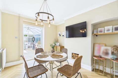 CAM01909G0-PR0330-STILL019