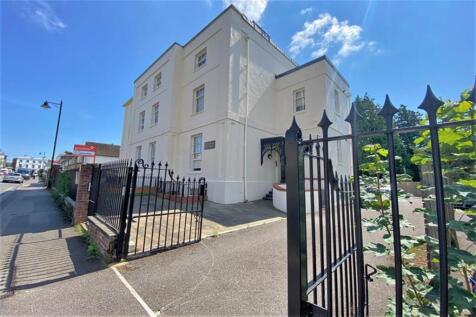 1-bed flat on Bedford Place, £995/mo