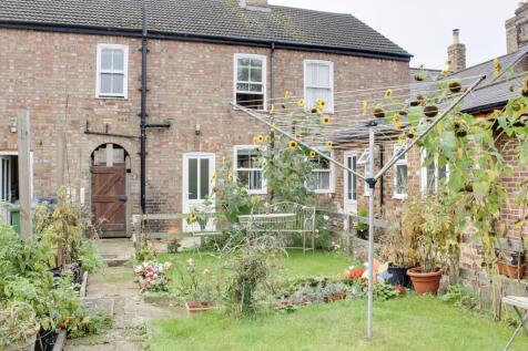 2-bed terraced on Luke Street, Eynesbury, PE19, £1,050/mo