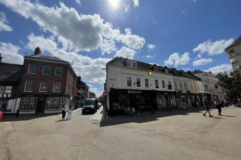 2-bed flat on Worcester, £825/mo