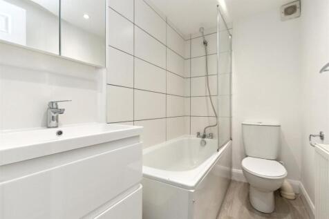 Flat 2 3 Garratt Terrace SW17 bathroom.jpg