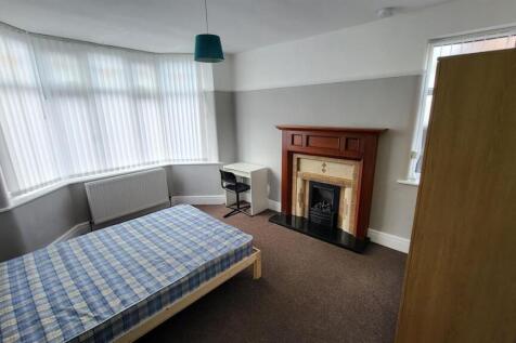 Bright double bedroom with a bay window providi...