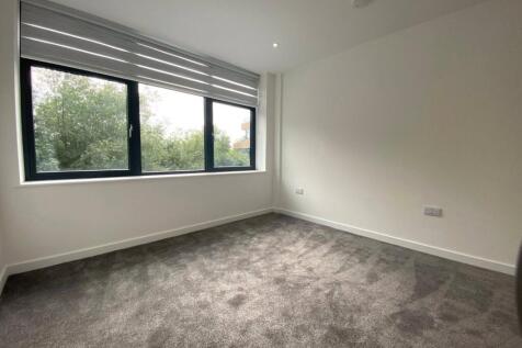 London Road, Staines-upon-Thames, Surrey, TW18 photo 3