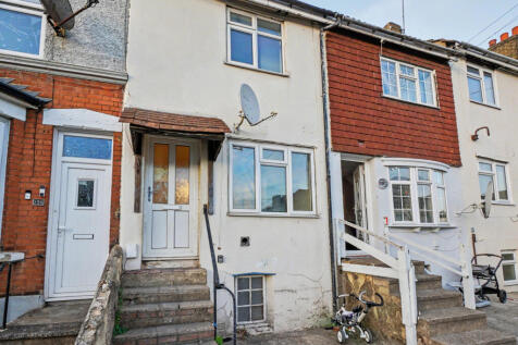 2 bed terraced house to rent Luton Road, Chatham 