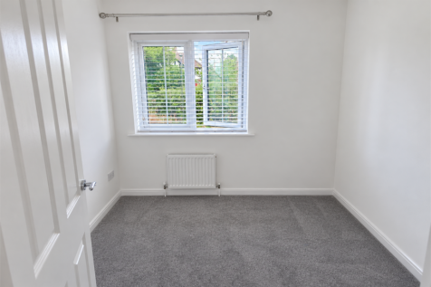 3 bedroom Detached House in Crabtree Hill Drive, Derby photo 4