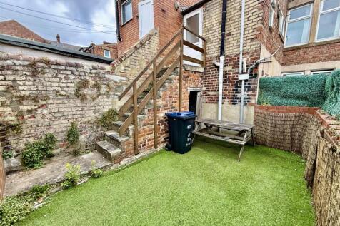 PRIVATE YARD