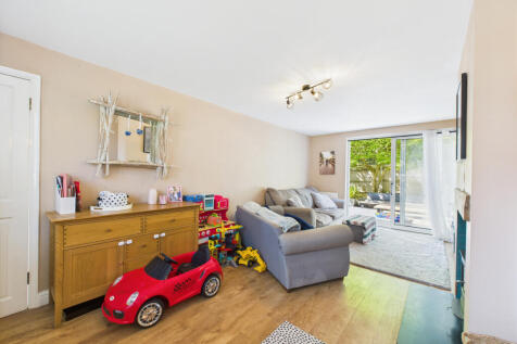 CAM02909G0-PR0400-STILL015