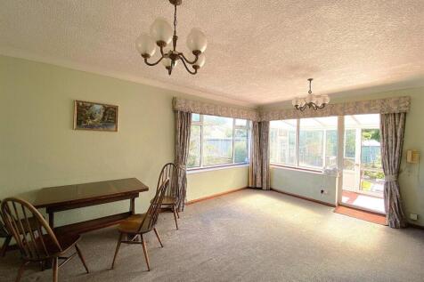 6 Royston Gardens - Lounge1.jpg