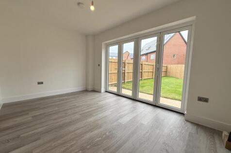 Acer Drive, Tewkesbury photo 3