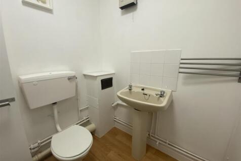 Bathroom Shot 2.jpg