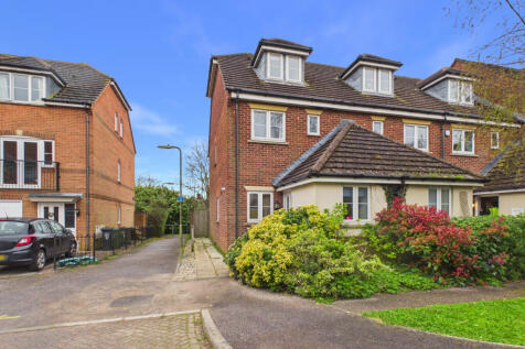 3 bed end terrace to rent in Hamble