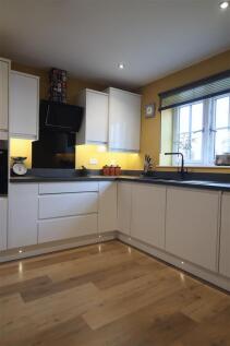 8-woodland-court-00003.jpg