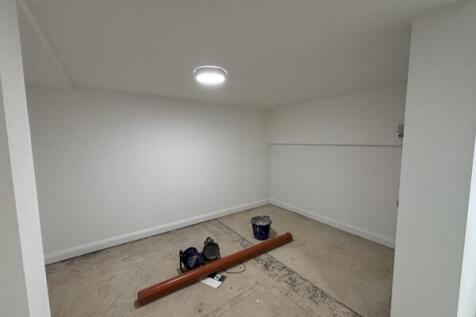 Retail Property (high street) to rent Image 6