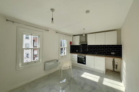 3 Bedroom Flat to rent in Battersea, Clapham Junc