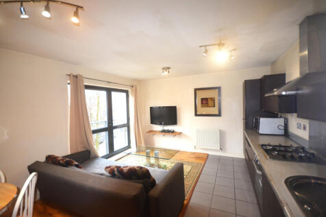One bed flat to rent Parham Drive, Ilford IG2 6LZ