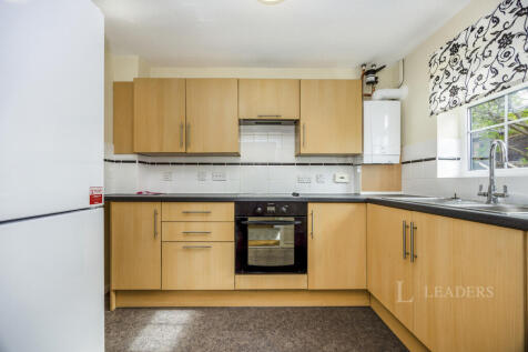 Foxglove Gardens, Guildford, GU4 photo 3