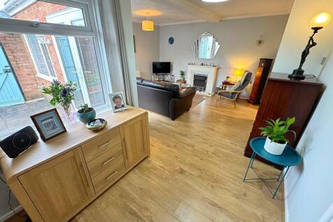 Dining area to Lo...