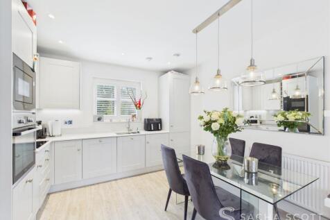 Kitchen / Dining Area