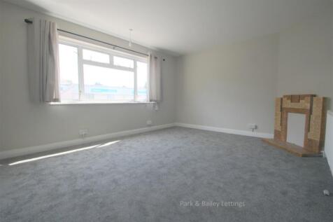 3 bedroom First Floor Flat in Caterham On The Hill photo 4